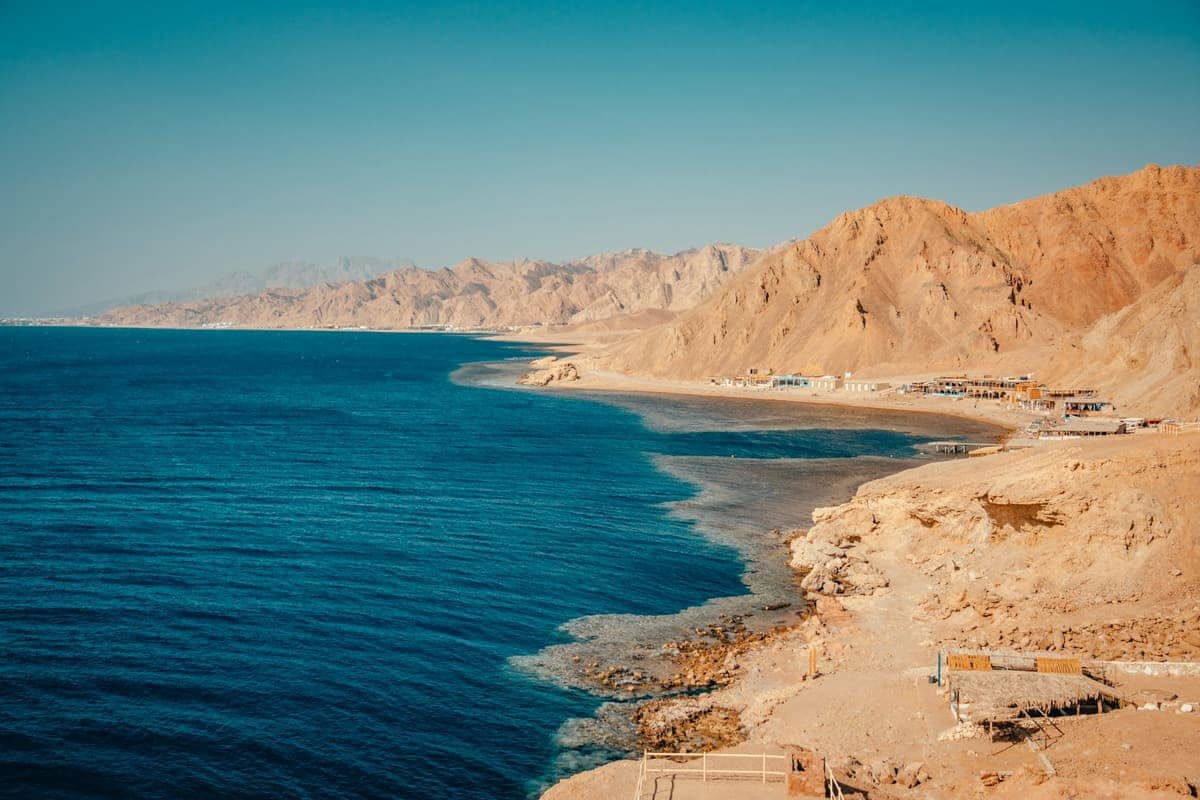 ساحل البحر الأحمر والجبال على طريق البلو هول في دهب