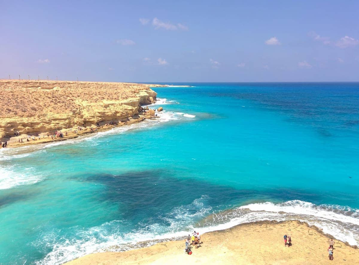 مياه فيروزية ومنحدرات جيرية على الساحل الشمالي لمصر